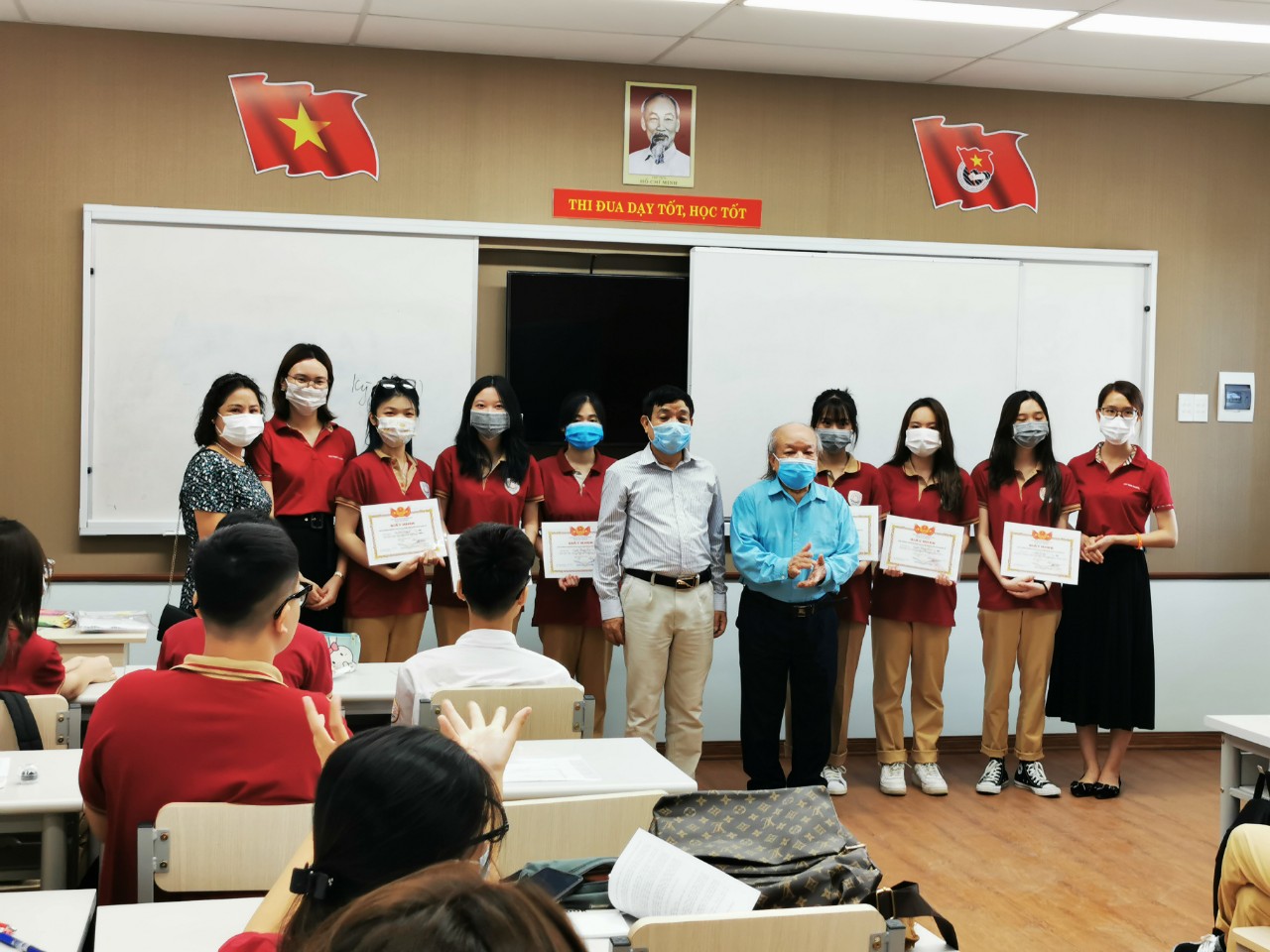 TRAO PHẦN THƯỞNG BIỂU DƯƠNG HỌC SINH XUẤT SẮC NĂM HỌC 2020 – 2021